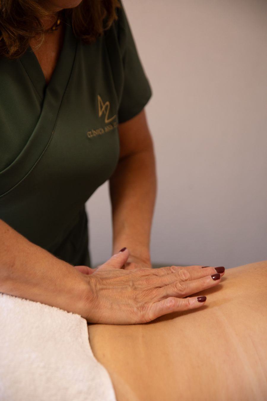 Fisioterapeuta em terapia manual na região lombar de uma paciente