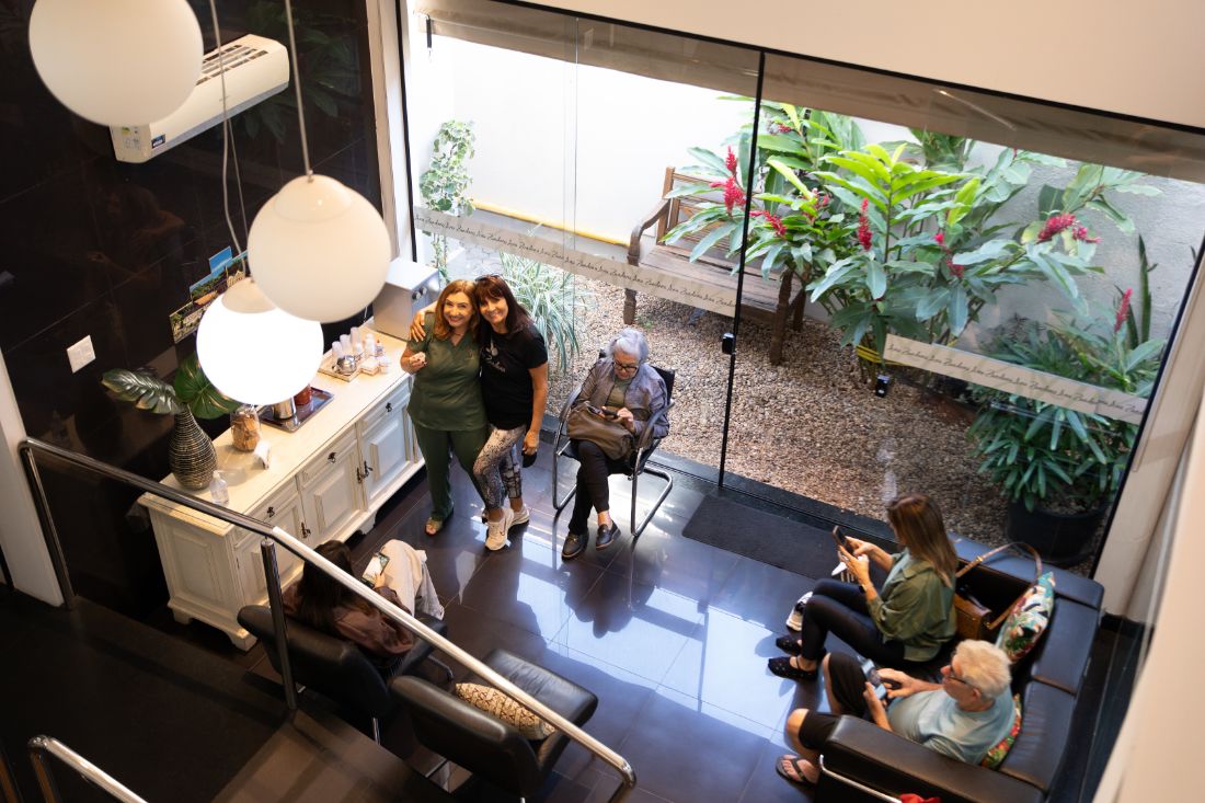 Lounge com vista para o jardim interno